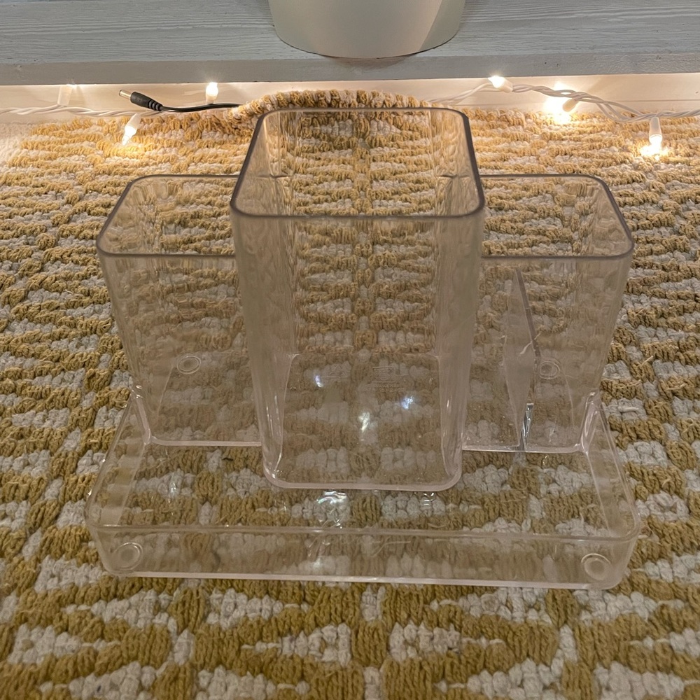 Acrylic brush holder